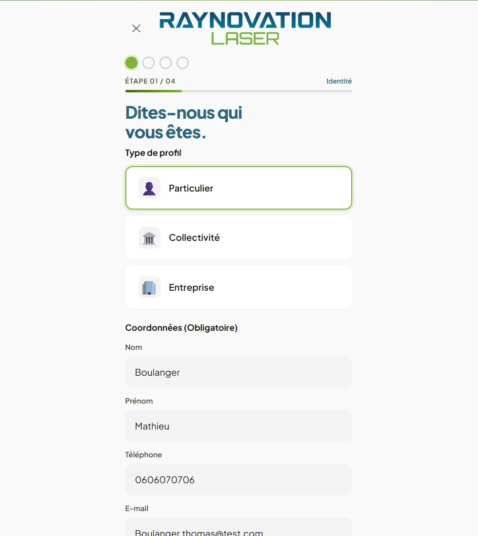Première étape complète du formulaire Raynovation Laser permettant de choisir son profil et de renseigner ses coordonnées